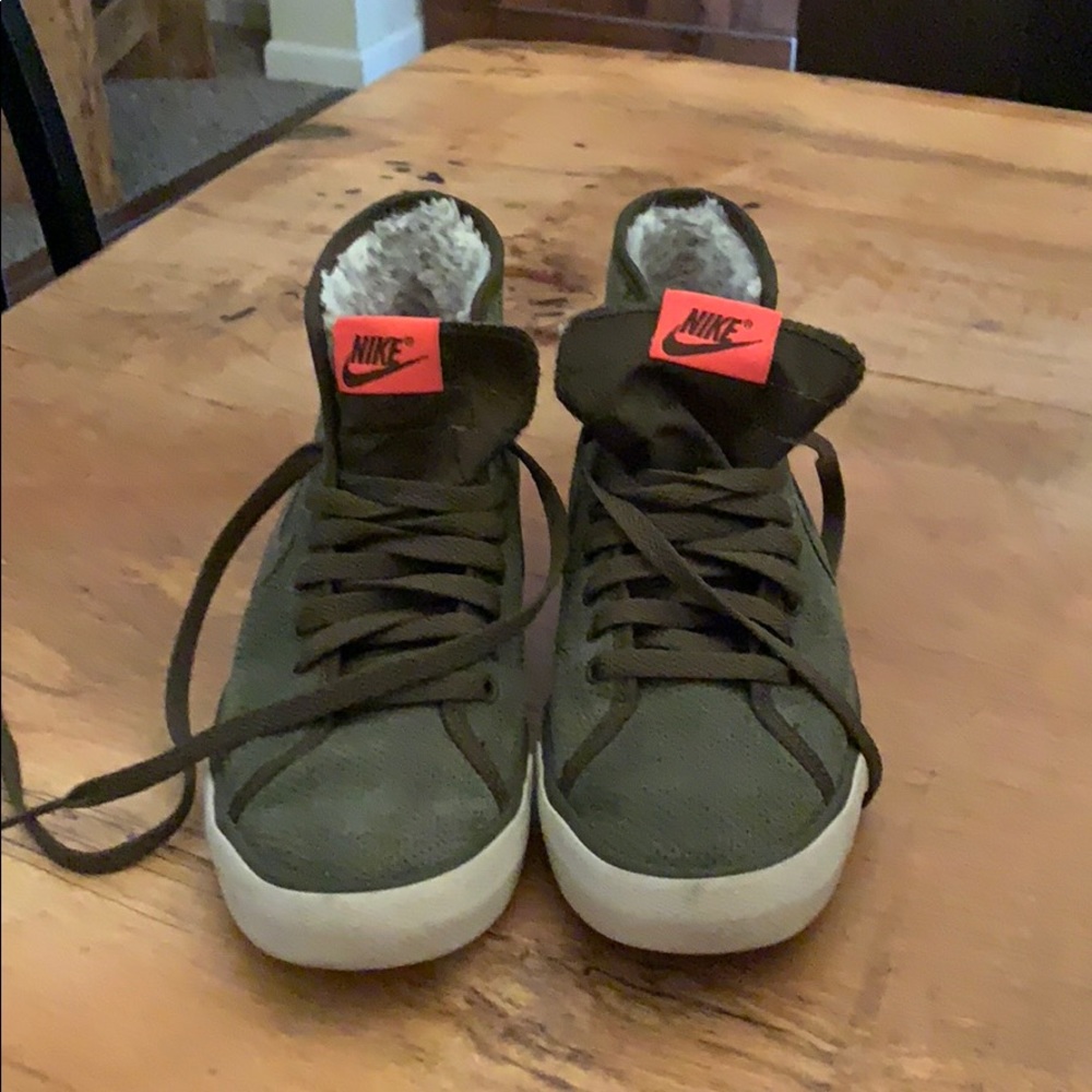 Tennis shoes